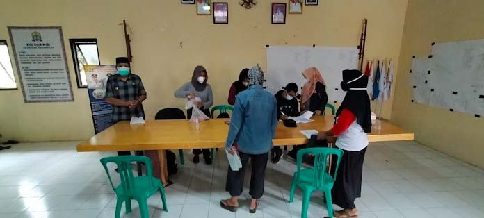 Warga kelurahan Pengampelan, Terima BST Kemensos Tahap 5 Dan 6