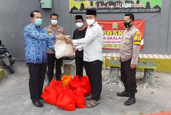 PPKM Darurat , Camat dan Kapolsek Walantaka, Gencar Sosialisasi dan Salurkan Bantuan