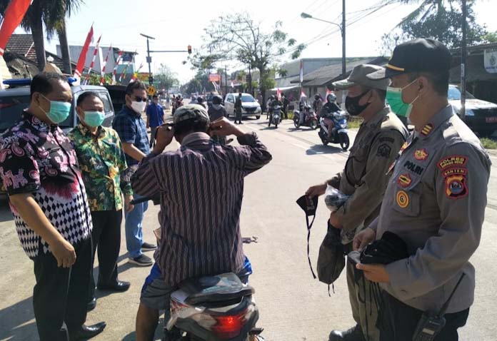 HUT Pramuka Ke-60, Camat, Danramil dan Kapolsek Walantaka Bagikan Masker