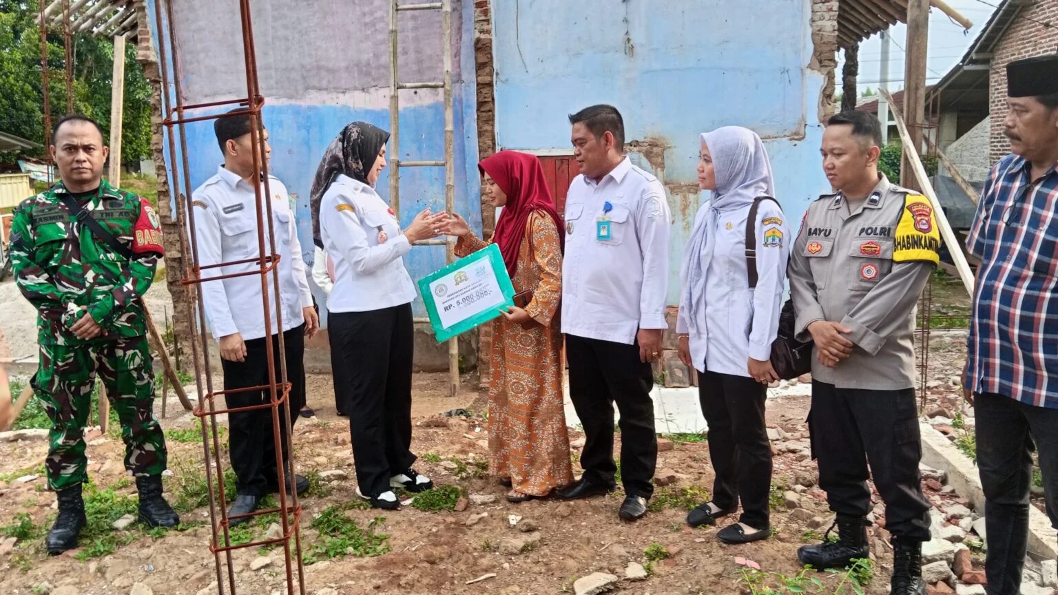 Camat Walantaka Dampingi Stap Ahli Kota Serang Serahkan Bantuan  Kepada Warga