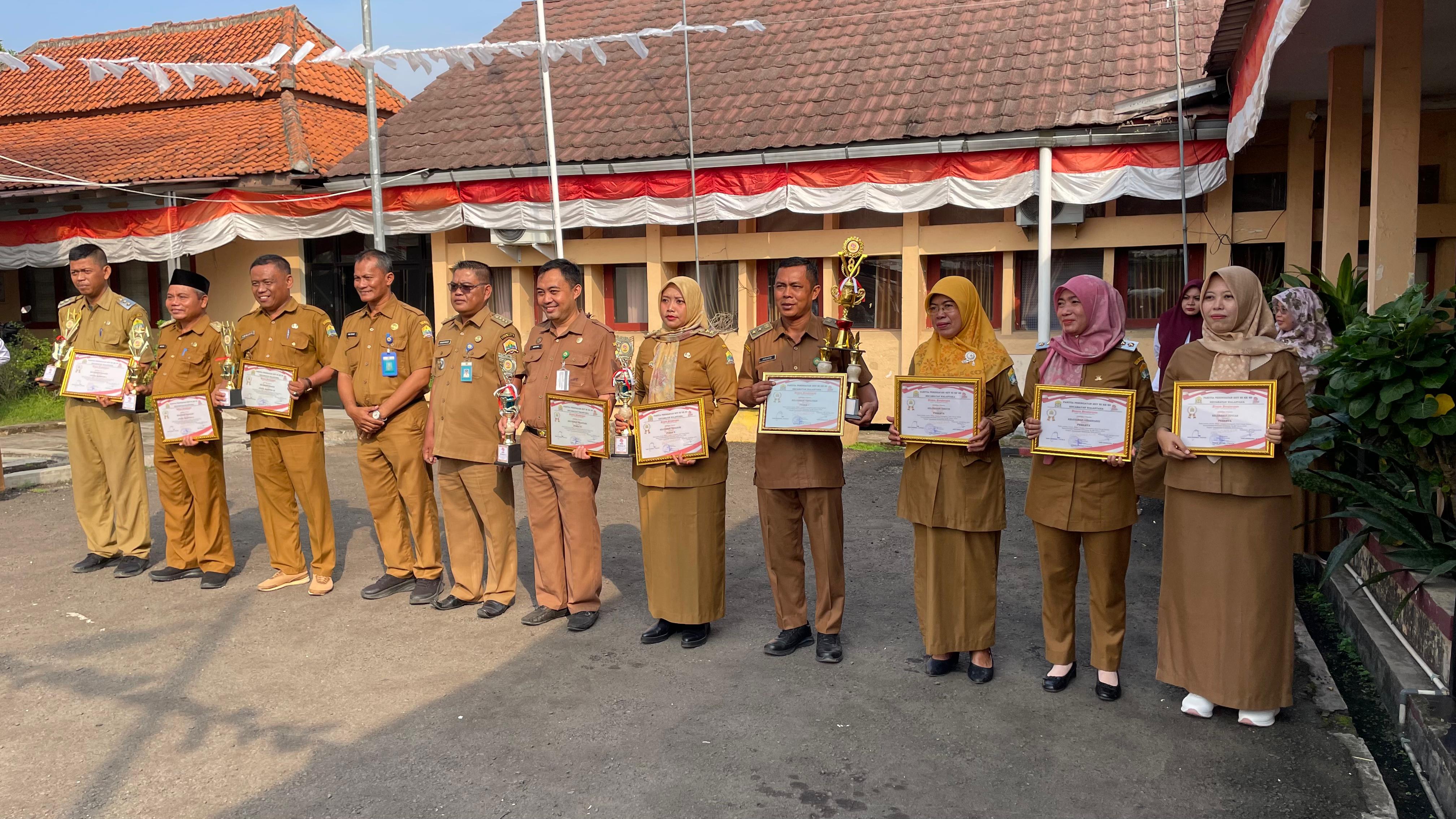 Penyerahan piagam penghargaan 17 Agustus 2025 di Lingkungan kec Walantaka