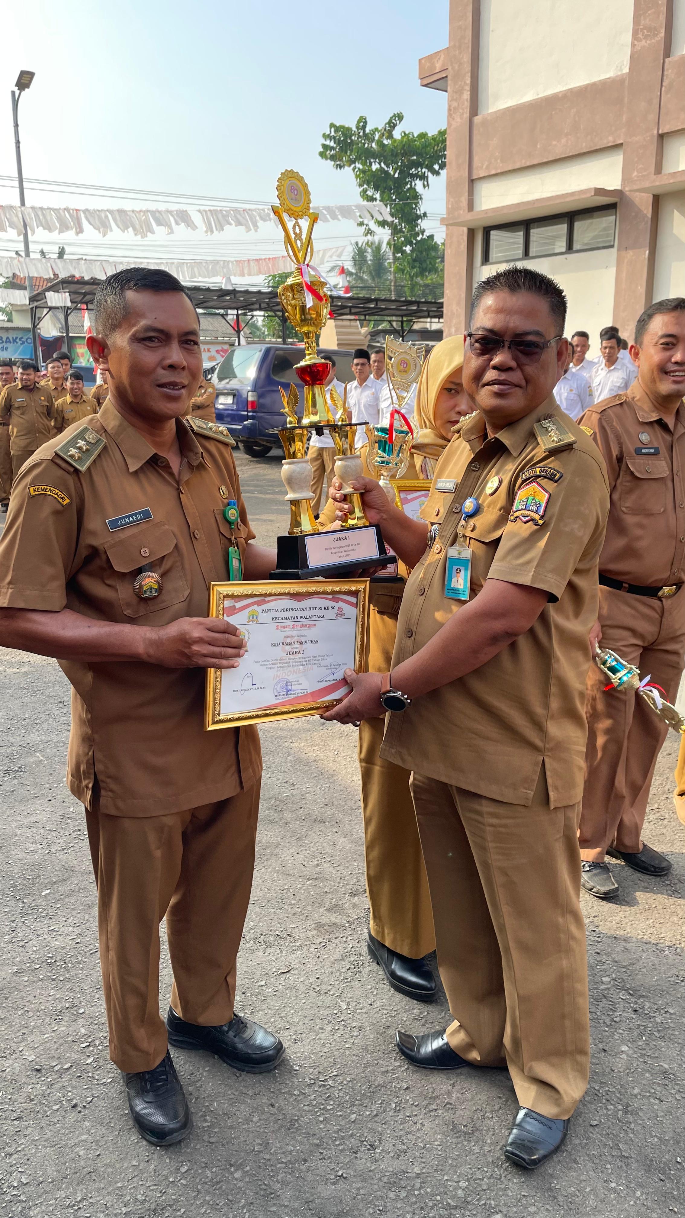 Penyerahan Penghargaan Perlombaan 17 Agustus 2025 di Lingkungan kec Walantaka