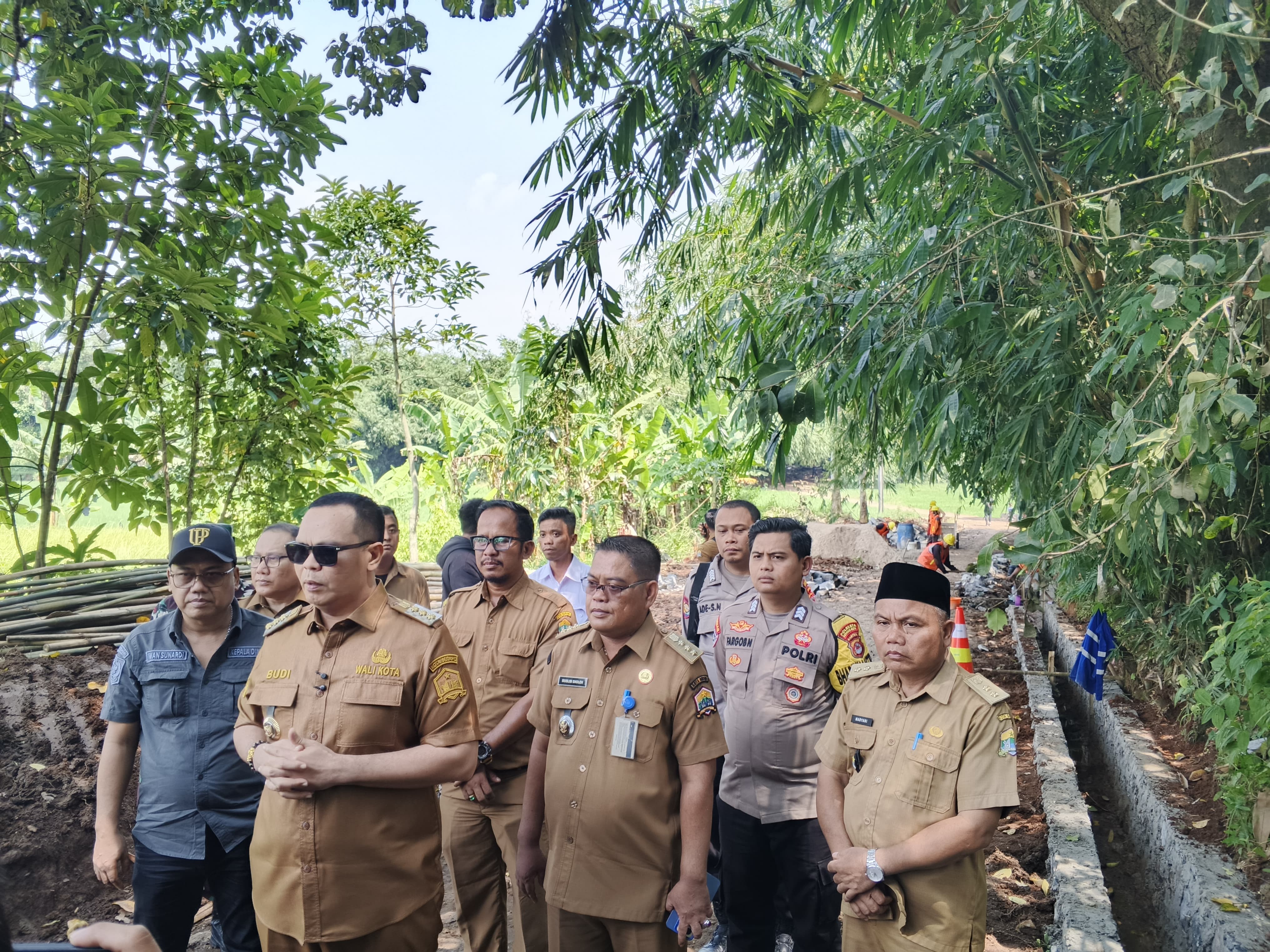 Camat Walantaka Mendampingi bapak walikota serang peninjauan perbaikan jalan dan drainase di link kebon sawo kel. Pabuaran kec. walantaka